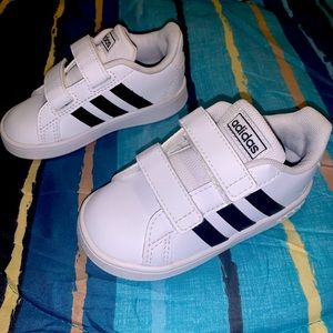 Adidas Unisex-Child Grand Court Sneaker size 6